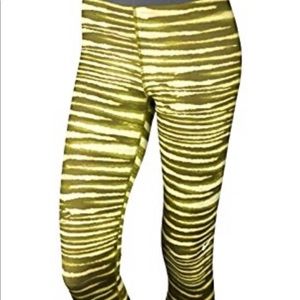 Womens Nike Pro Tiger Capri Tights Small 💫
